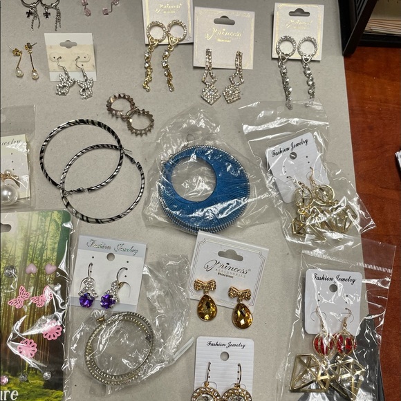 (Sold) 68 pairs of earrings most of them new - Picture 6 of 6